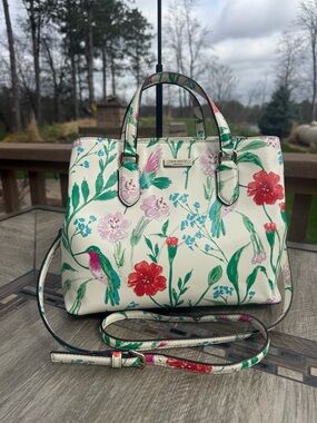 EUC Kate Spade Laurel Way Evangelie limited-edition
Hummingbird Floral Bag